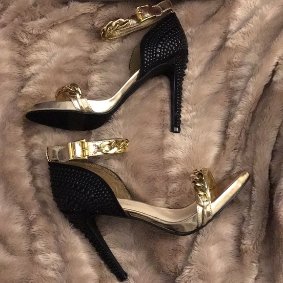 Fergie Shoes - NBW/NWB* Fergie 7.5 peep toe heels/faux gold chain